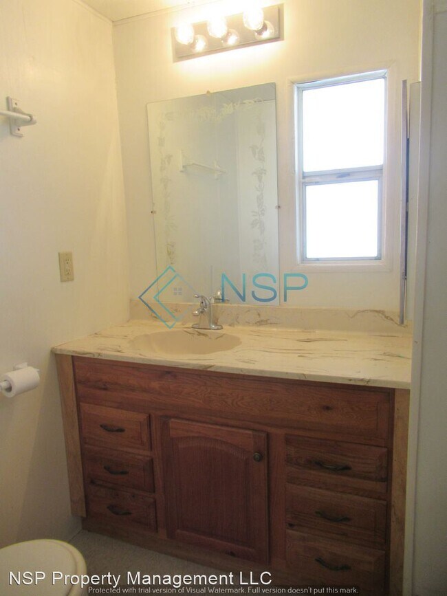 Building Photo - 2 br, 1.5 bath House - 3138 Lake Drive