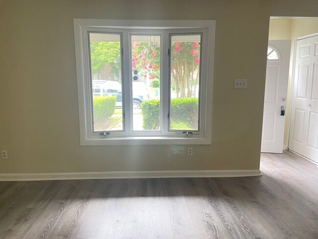 Building Photo - The Perfect 3 Bed, 1.5 Bath Cozy Townhouse
