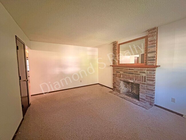 Building Photo - Charming 3 Bedroom Unit Available!