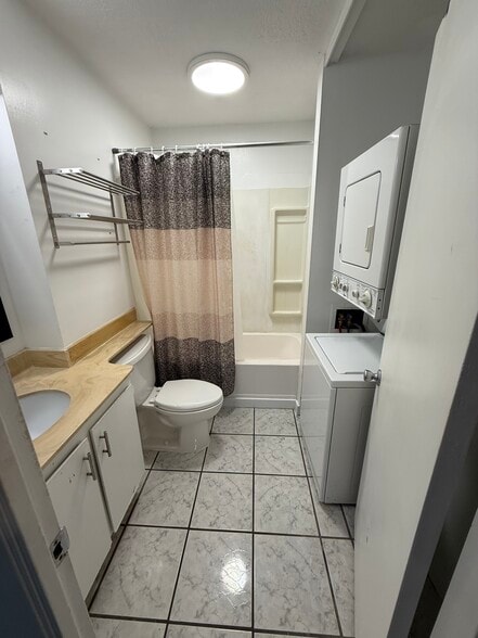 Bathroom & Laundry area - 775 Kinalau Pl