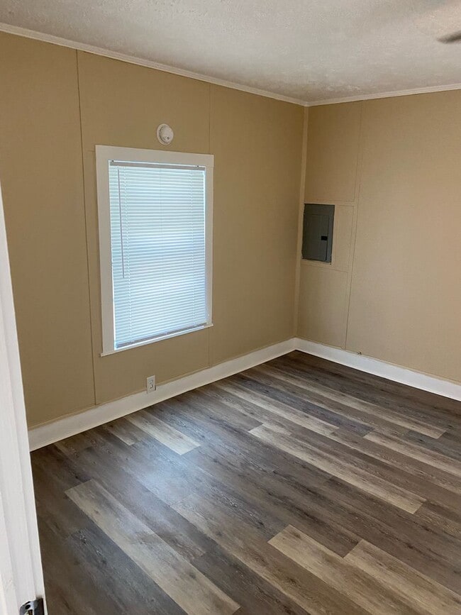 Building Photo - 4 Bed 1 Bath House