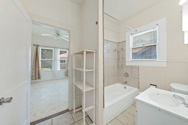 Building Photo - 2 Bedrooms and 1 Bathroom located in Denver Heights Subdivision