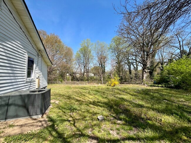 Building Photo - 812 Evening Shade Ln