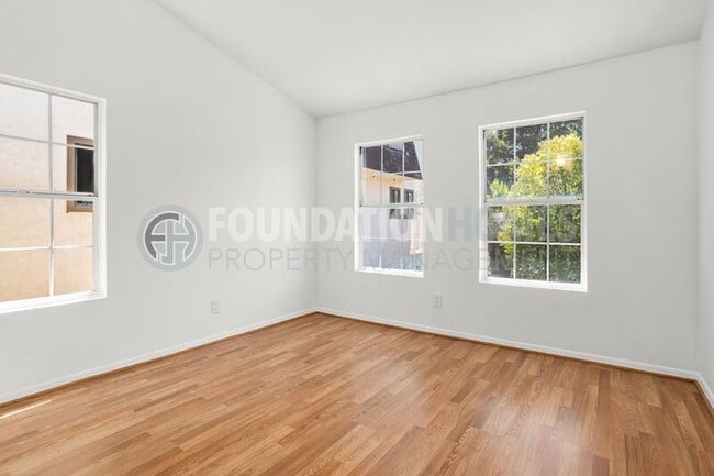 Building Photo - 523 B St