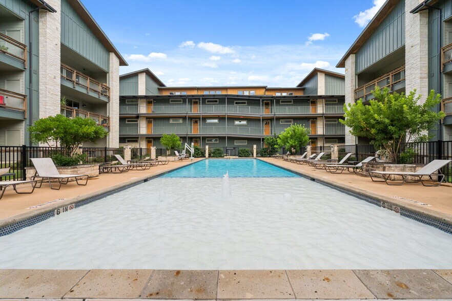 Building Photo - 4704 Sunset Trl