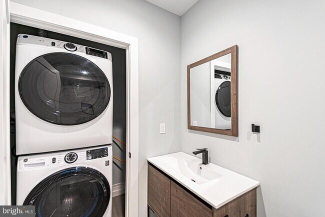 Building Photo - 526 Brown St