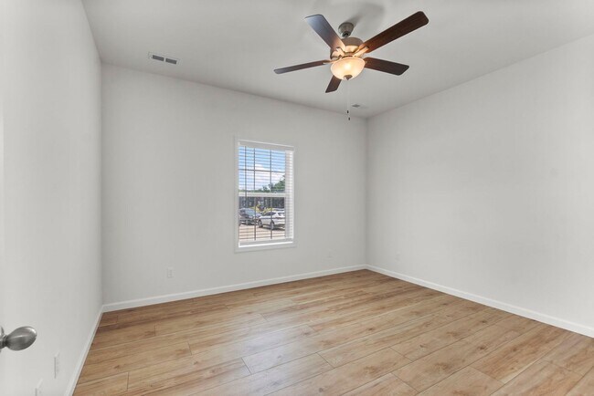 Building Photo - 1112 Bertling St