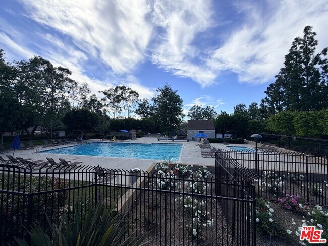 Building Photo - 12 Moss Glen