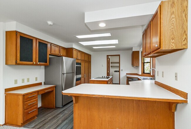 Building Photo - Home on Acreage with Mountain views