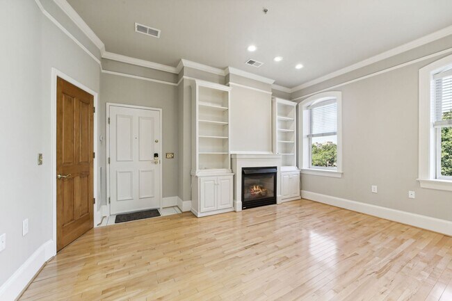 Building Photo - Available Now! 2 Bed/2 Bath With Parking I...