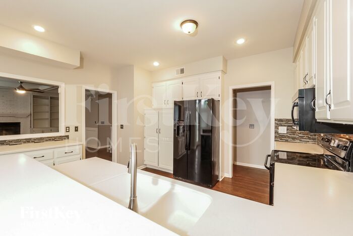 Building Photo - 8533 N Overland Dr