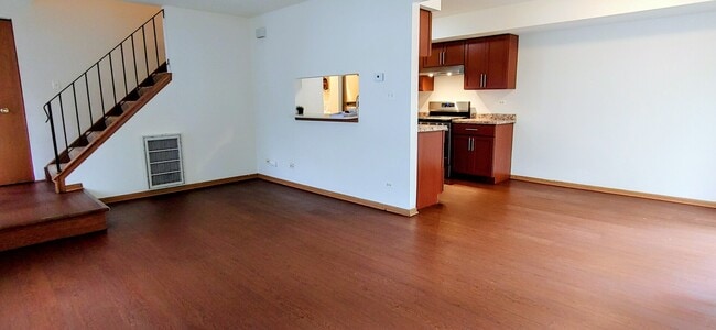 Building Photo - 300 Teak Ln
