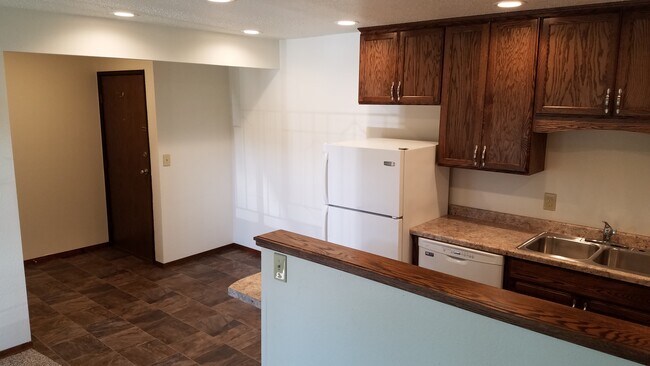 Building Photo - 820 Roberts Ave