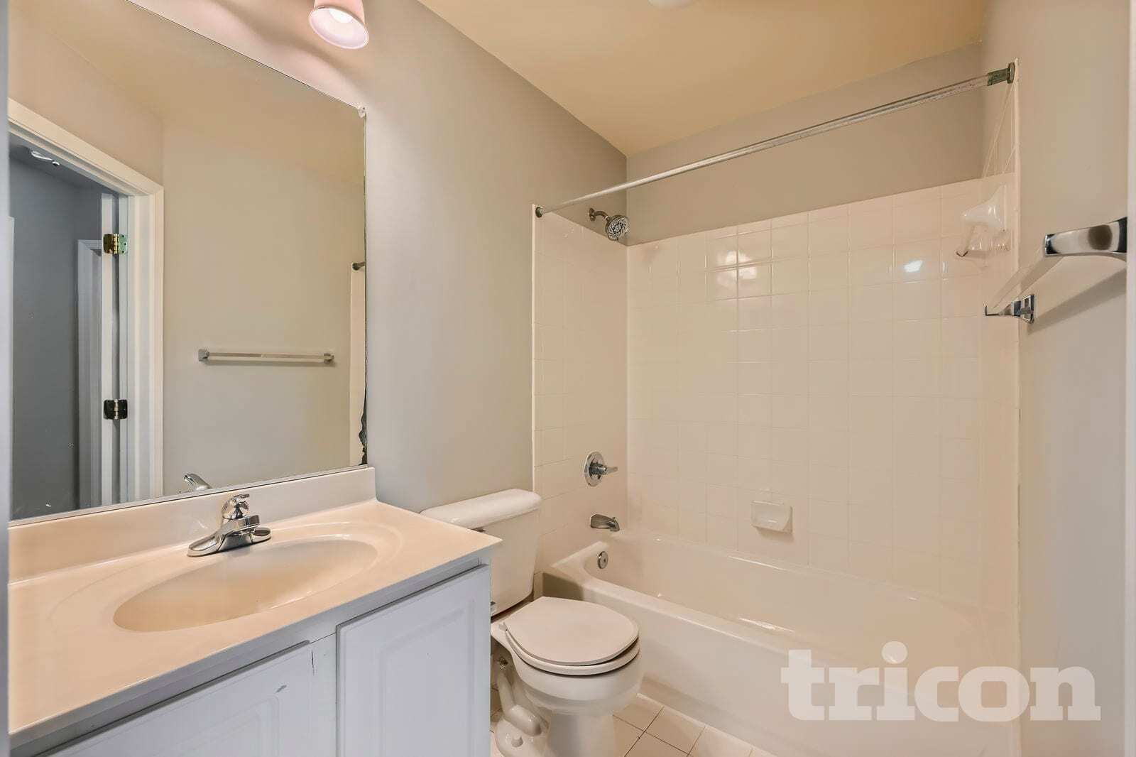 Building Photo - 566 Callander Way