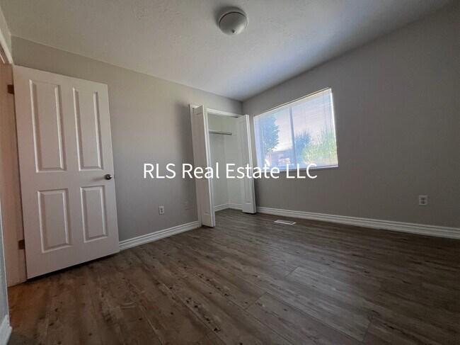 Building Photo - 1541 N Riverside Ave