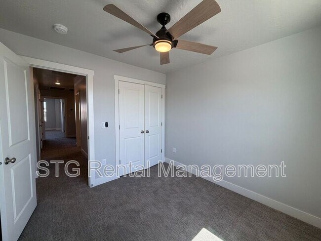 Building Photo - 644 Rosa Ln