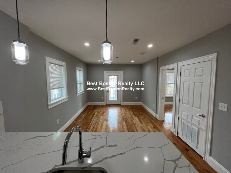 Building Photo - 15 Harold St