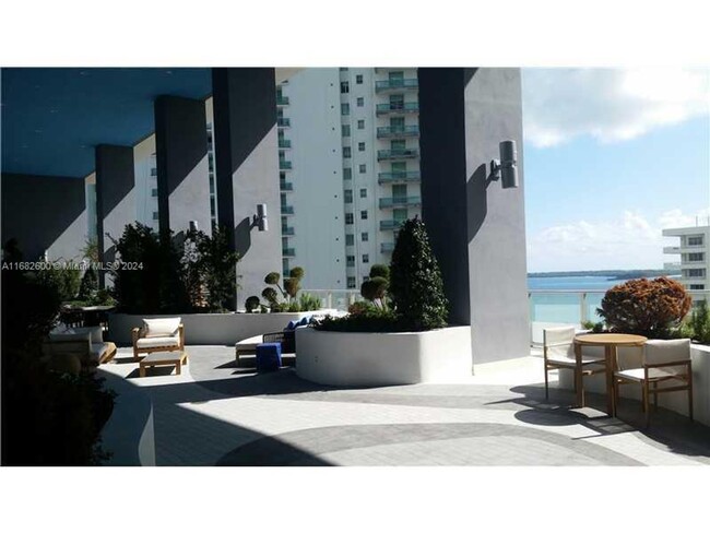 Building Photo - 1300 Brickell Bay Dr