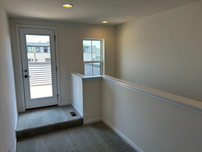 Building Photo - 4 level townhome in Westmoore ready for mo...