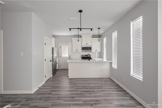 Building Photo - 408 N Onyx Ave