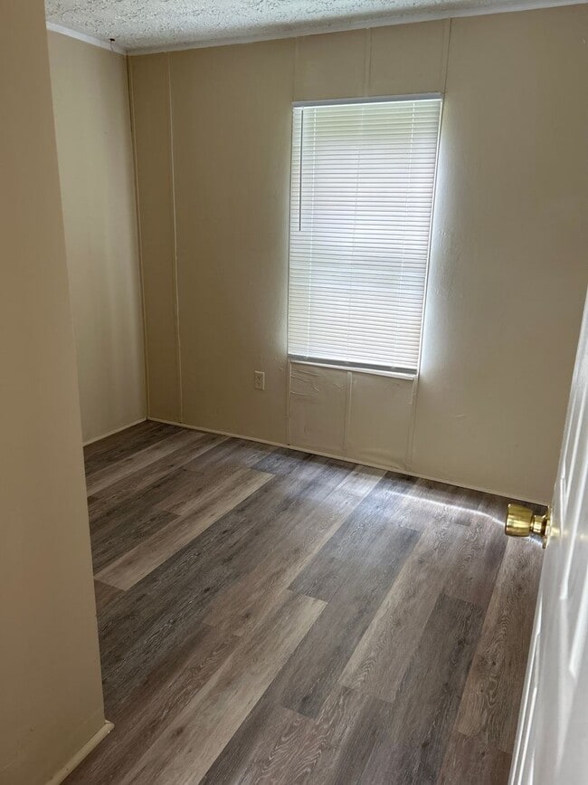 Building Photo - 209 McQueen St