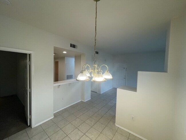 Building Photo - GREAT GATED COMMUNITY 2 BEDROOM -2 BATH -L...