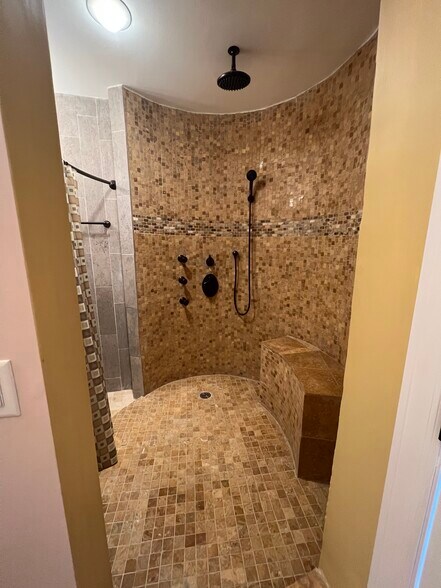 Master bathroom - 7N201 Windsor Dr