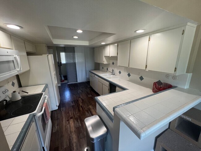 Building Photo - 3 Bed / 2.5 Bath | College Greens Townhome