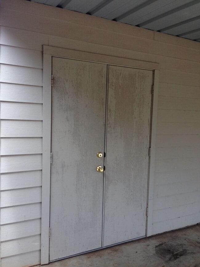 Building Photo - THREE BEDROOMS TWO BATHS, FENCED BACKYARD, ON SHUTTLE ROUTE