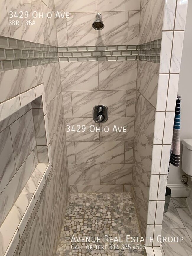 Building Photo - Beautifully Renovated Townhouse