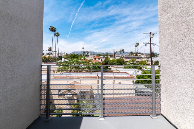 Building Photo - 756 N Ridgewood Pl