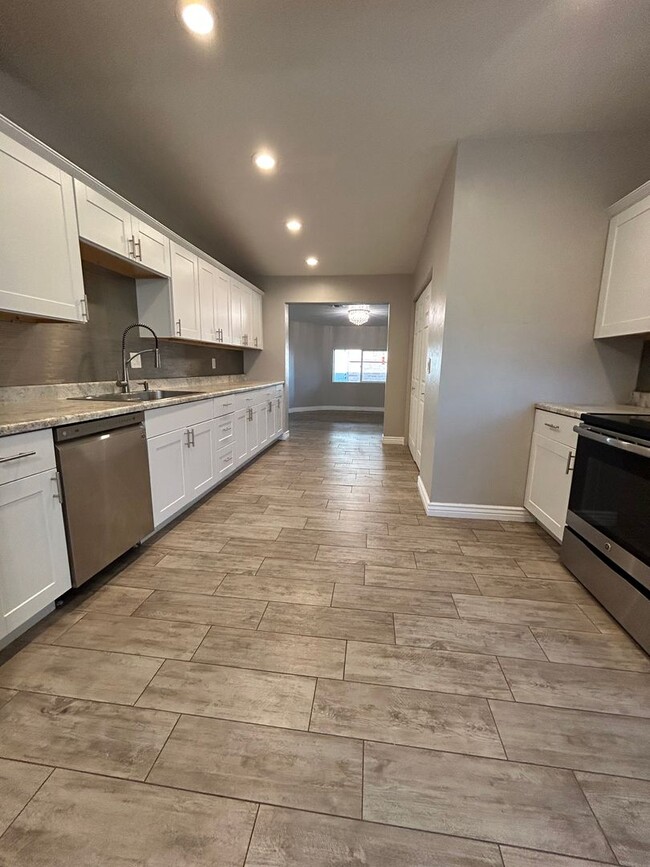 Building Photo - Beautiful and Spacious 4 bedroom 2 bath on a Corner Lot!