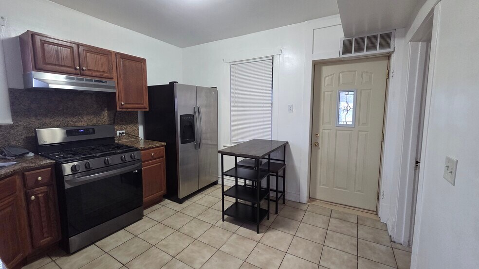 Building Photo - 2446 N Rutherford Ave