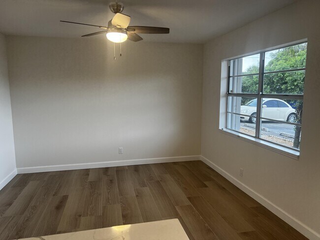 Building Photo - 609 NE 6th Ct