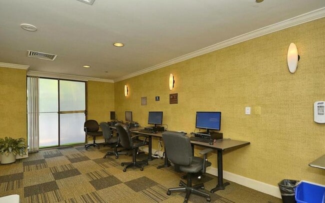 Building Photo - Rarely Available Penthouse 1BD/1BA in Gros...