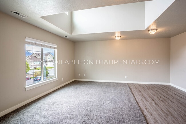 Building Photo - 1936 N Geneva Rd