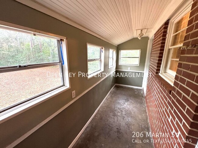 Building Photo - Simple 3 Bed 2 Bath Red Brick Home!