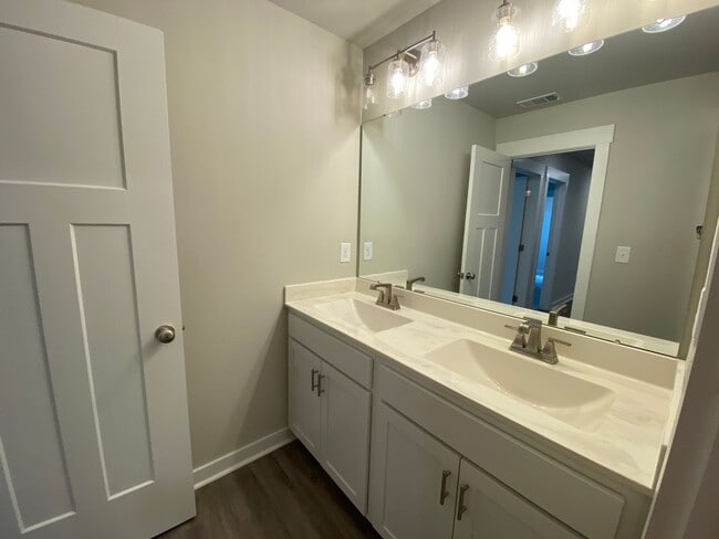 Building Photo - 5 bedrooms 3 bathroom Smart Home