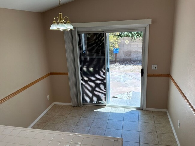 Building Photo - Single Story 3 bedrooms 2 bathrooms 2 car garage