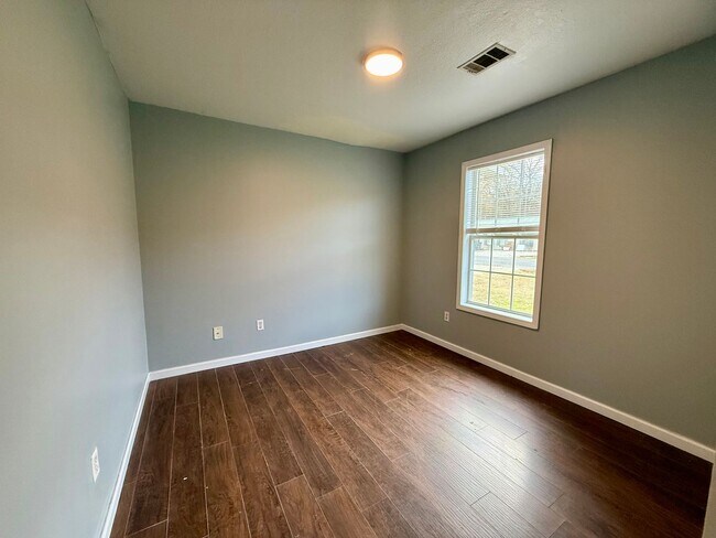 Building Photo - 205 N 18th Ave