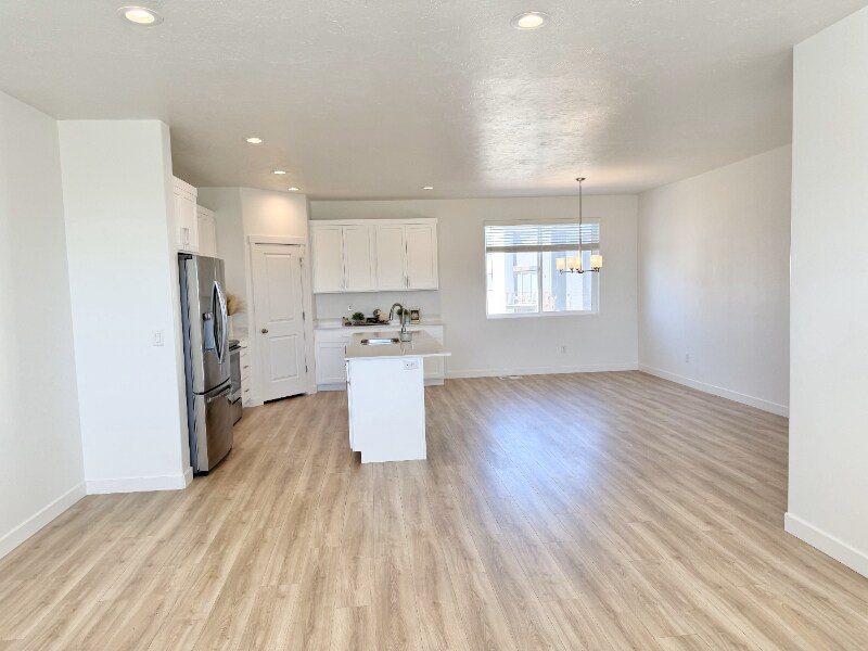 Building Photo - 548 900 W