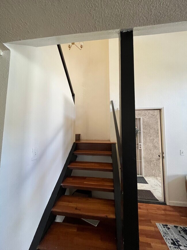 Building Photo - 15946 Vanowen St