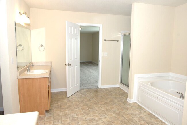 Building Photo - Move-In Special!