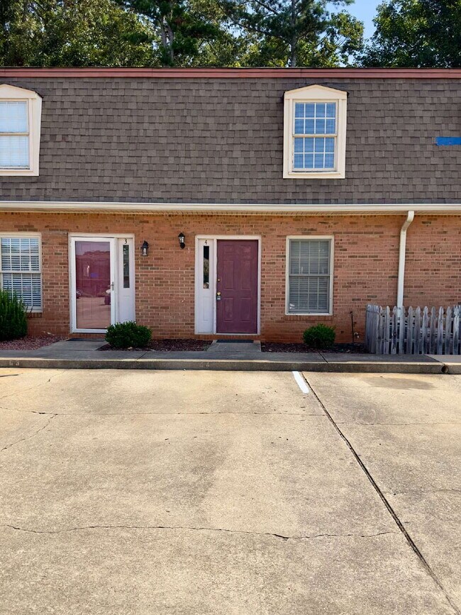 Building Photo - Charming 2 Bed 1.5 Bath!