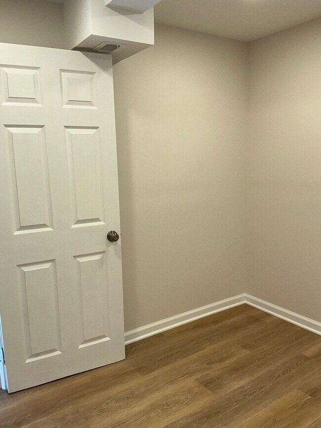 Building Photo - Very well maintained 3 bedroom 2 full 1 half bath town home located in the desired Stonebridge Co...