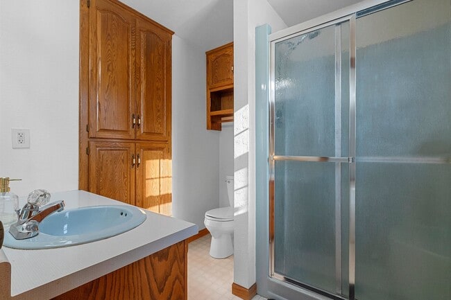 Building Photo - 5 BEDROOM 4.5 BATH PRIVATE BACKYARD