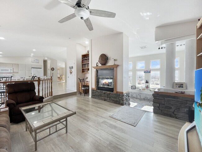 Building Photo - HUGE GARAGE BIGGER HOUSE