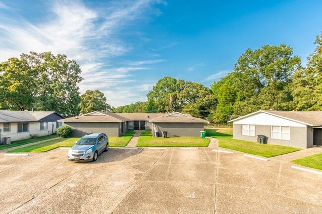 Primary Photo - 19 E Laramie Dr