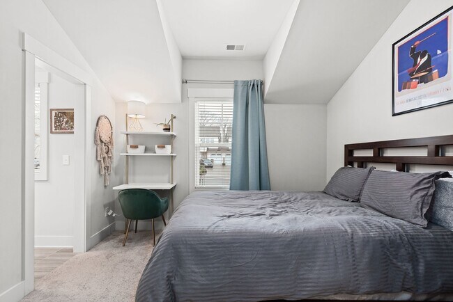 Building Photo - 2223 Burns St