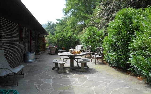 Building Photo - Beautiful Mission-Style Home! Lots of Yard for Play!